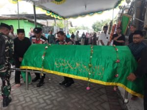 Polsek Krian Hadiri dan Kawal Prosesi Pemakaman Warga Desa Sidomulyo