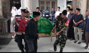 Sinergitas TNI-Polri Dampingi Prosesi Pemakaman Warga di Sidomulyo Krian,