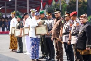 Kapolrestabes Surabaya Terima Penghargaan di HJKS ke-732 Wujud Dedikasi Jogo Suroboyo