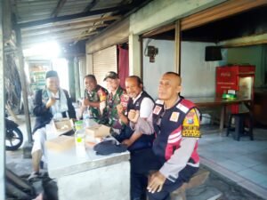 Sinergi TNI-POLRI dan PEMUDA GKI KRIAN Jaga Keamanan Sholat Idhul Adha 1446 H di Masjid At-Taqwa Sidowaras Kraton Krian