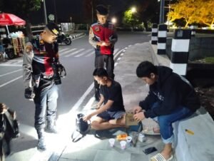 Respon Cepat Atas Keluhan Masyarakat Akan Maraknya Konvoi Kendaraan Pada Malam Hari,Polres Kediri Kota Gelar Patroli Skala Besar