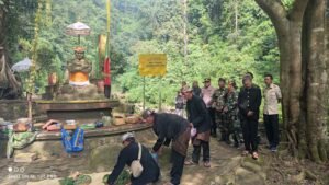 Polres Probolinggo Kawal Kegiatan Adat Mendak Tirta di Air Terjun Madakaripura Jelang Yadnya Kasada