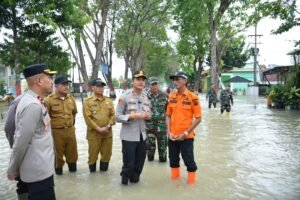 Kapolres Gresik Salurkan Bantuan Sosial Bagi Warga Terdampak Banjir di Benjeng