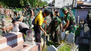 Kompak, TNI dan Polisi Bakti Religi Sambut Hari Bhayangkara ke -79 Bersihkan Makam Pegirikan Surabaya