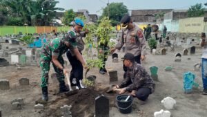 Polsek Krian Gelar Karya Bakti Penanaman Pohon Sambut HUT Bhayangkara ke-79, Wujud Nyata Polri untuk Masyarakat