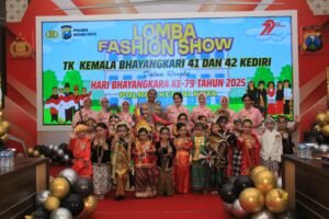 Ceria Anak TK Meriahkan Lomba Fashion Show Hari Bhayangkara ke-79 di Kediri