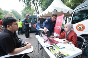 Ratusan Warga Manfaatkan Layanan Kesehatan Gratis Polda Jatim di CFD Hari Bhayangkara ke -79