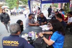 Semarak Hari Bhayangkara, Polres Kediri Gelar Olahraga Bersama dan Pelayanan Publik di CFD Pare