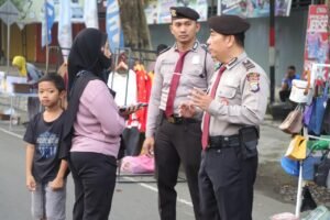 Dekatkan Diri dengan Masyarakat, Polres Kediri Rutin Patroli Humanis di CFD Pare