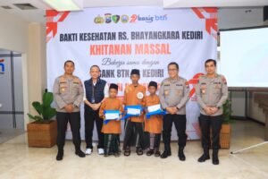 Sambut Hari Bhayangkara 79, Polres Kediri Kota Bersama RS Bhayangkara Kediri Dan Bank BTN Gelar Khitanan Gratis 