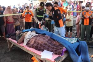 Tim SAR Gabungan Evakuasi 27 Penumpang Korban KMP Tunu Pratama Jaya Tenggelam Di Perairan Selat Bali