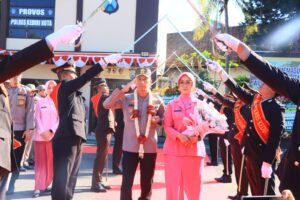 Tradisi Pedang Pora Sambut Kedatangan dan Pelepasan Kapolres Kediri Kota, Diwarnai Tarian Jawa Cucuk Lampah