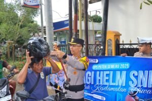Hari Pertama Operasi Patuh Semeru 2025 Polres Trenggalek Bagi – bagi Helm Gratis