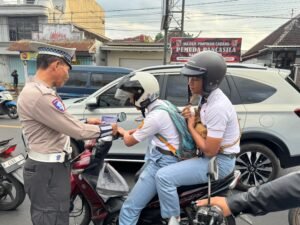 Polisi Menyapa : Operasi Patuh Semeru 2025 Polres Jember Sebar Brosur Edukasi Tertib Lalin Bagi Pengguna Jalan