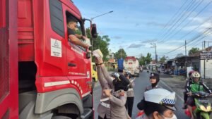 Polresta Banyuwangi Berbagi Mamiri Kepada Pengguna Jalan yang Terjebak Kepadatan Pelabuhan Ketapan
