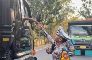 Polantas Berbagi Nasi Kotak untuk Pengendara Terjebak Macet di Hutan Baluran, Sopir Truk : Polisi Situbondo Luar Biasa