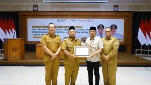 Pemkab Gresik dan Pemprov Jatim Perkuat Perlindungan Sosial: Salurkan Bantuan Sosial Rp5,8 Miliar untuk Warga
