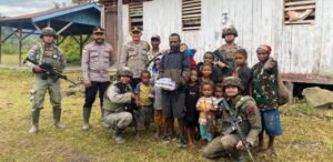 Satgas Ops Damai Cartenz Sambangi Kampung Apom Kiwirok, Salurkan Bantuan Bibit Tanaman dan Alat Tulis