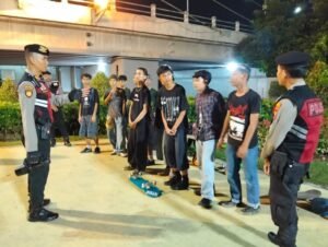 Sat Samapta Polres Kediri Kota Gencarkan Patroli Jalan Kaki dan Edukasi Warga, Pentingnya Jaga Peninggalan Sejarah Jembatan Lama “Brug Over Den Brantas te Kediri”