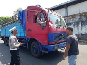 Satlantas Polres Kediri Kota Pasang dan Bagikan Bendera Merah Putih, Perkuat Semangat Cinta Tanah Air dan Persatuan Bangsa