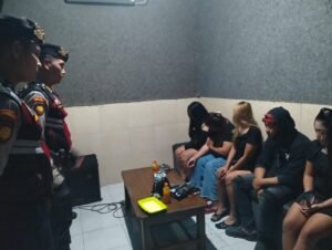 Maraknya Peredaran Miras Ilegal Resahkan Masyarakat,Sat Samapta Polres Kediri Kota Gelar Razia Tempat Hiburan Malam,Hasilnya:Puluhan Botol Miras Di Amankan