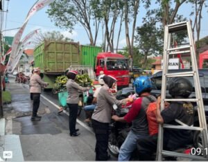 Polsek Krian Meriahkan HUT RI ke-80 dengan Bagi-Bagi Bendera kepada Pengendara