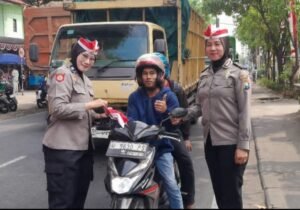 Polsek Krian Meriahkan HUT Kemerdekaan RI ke-80, Berbagi Bendera Merah Putih