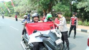 Dorong Semangat Nasionalisme, Kapolres Bangkalan Bagi – bagi Bendera Merah Putih