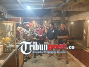 Kapolsek Krian Pimpin Patroli Malam dan Beri himbauan ke Pemilik Cafe agar Tidak memperjual kan Minuman keras.