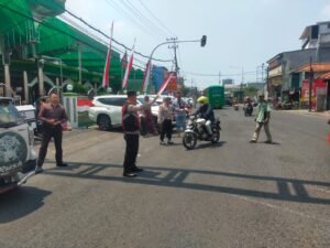 Polsek Krian Berikan Pelayanan Humanis Saat Pengamanan Sholat Jumat