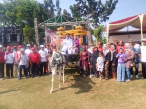 Kades Sukayin Naik Kereta Bunga, Buka Karnaval dan Jalan Sehat HUT RI ke-80 dan Sedekah Bumi Desa Pelemwatu ‎