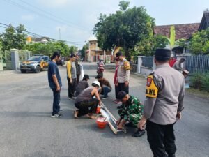 Giat Kapolsek Gampingrejo Bersama Forkopimca Mengadakan Pengecatan Jalan dan Penambalan Jalan Berlubang di Wilayah Desa Turus Kediri