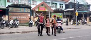 Polsek Krian Penyebrangan dengan Humanis menjaga keselamatan anak-anak sekolah saat pulang belajar,