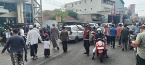 Polsek Krian Beri Rasa Aman Jamaah Sholat Jumat, Wujud Nyata Slogan “Polri untuk Masyarakat”