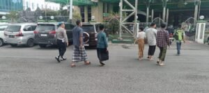 Wujud Nyata “Polri untuk Masyarakat”, Anggota Polsek Krian Beri Rasa Aman Jamaah Sholat Jumat