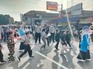 Polsek Krian Amankan Pawai Milad Muhammadiyah ke-113 dan Kegiatan Penanaman Pohon