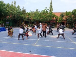 SDN 228 Gresik Gelar Pentas Meriah Peringati Hari Pahlawan, Usung Drama Kolosal “Sawunggaling” ‎