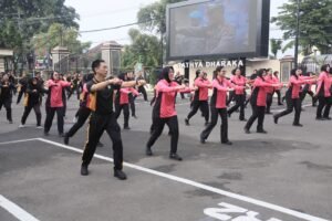 Olahraga Bersama di Polres Kediri Kota: Menguatkan Kebersamaan, Mendekatkan Pimpinan dan Anggota