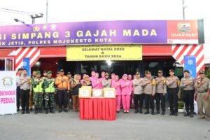 Kapolres Mojokerto Kota serta bhayangkari, Tinjau Pos dan Salurkan Bantuan untuk Personel Operasi Lilin