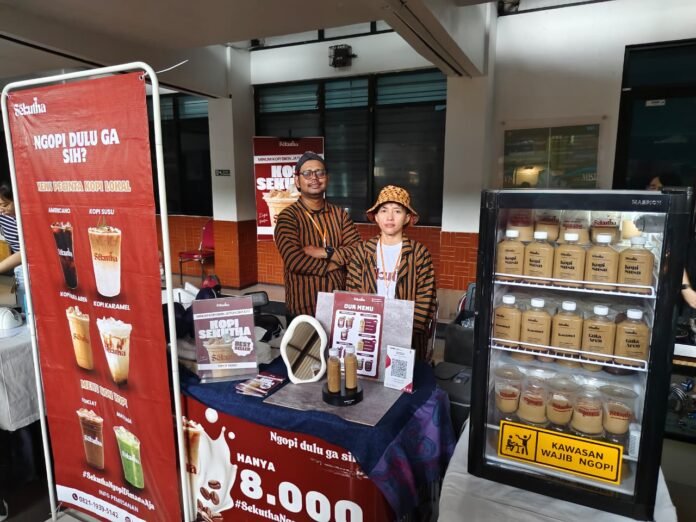 Busana Adat Jawa Warnai Booth Kopi Sekutha di UNNOFEST, Bawa Nuansa Tradisi ke Dunia Kopi