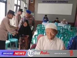 Tuai Pujian, Aksi Humanis Polsek Geneng Bantu Lansia yang Antri Terima PKH Plus di Ngawi