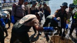 Sinergi Bersih – bersih Pantai, Polres Gresik Wujudkan Indonesia ASRI