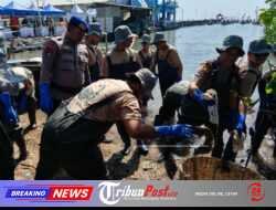 Sinergi Bersih – bersih Pantai, Polres Gresik Wujudkan Indonesia ASRI