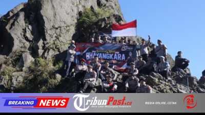 Polres Blitar bersama Komunitas Pecinta Alam Peringati Hari Bhayangkara ke-80 di Gunung Kelud