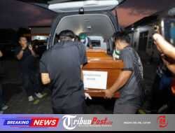 Tim DVI Polda Jatim Serahkan Dua Jenazah Korban KM Mutiara Sentosa II kepada Keluarga