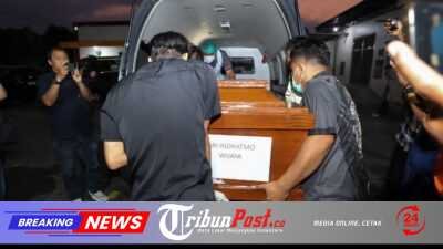 Tim DVI Polda Jatim Serahkan Dua Jenazah Korban KM Mutiara Sentosa II kepada Keluarga