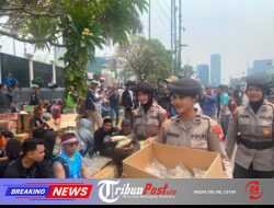 Polwan Sapa Pejuang Aspirasi, Bagikan Makanan dan Minuman di DPR