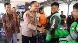 Bangun Sinergi, Kapolres Gresik Gelar Dialog Interaktif dan Bagi Bansos ke Driver Ojol