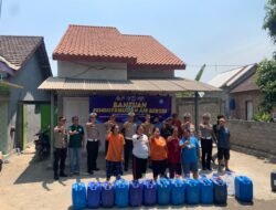 Semarak HUT Lalu Lintas ke-71, Polres Kediri Salurkan Air Bersih untuk Warga Manggis