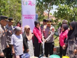 Atasi Krisis Air, Polres Bangkalan Distribusikan 48.000 Liter Air Bersih di Dua Kecamatan